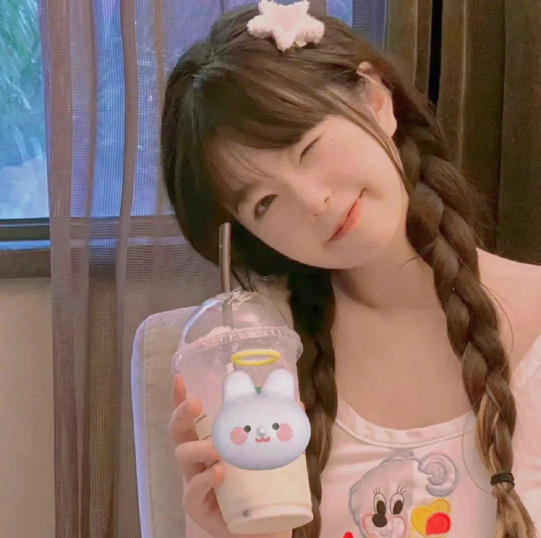 陛下，您的宠妃出道了